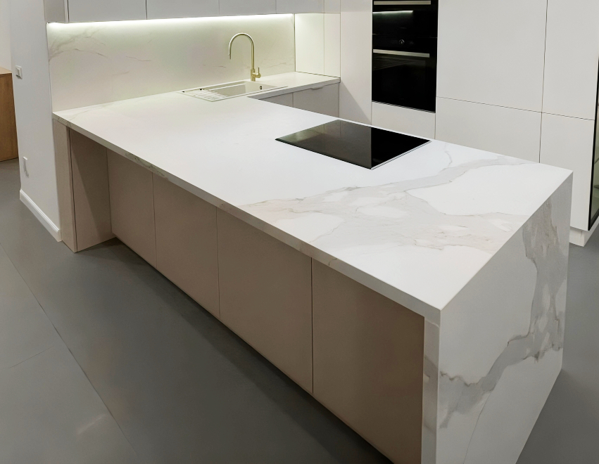 Egyedi mosdó természetes kőhatással